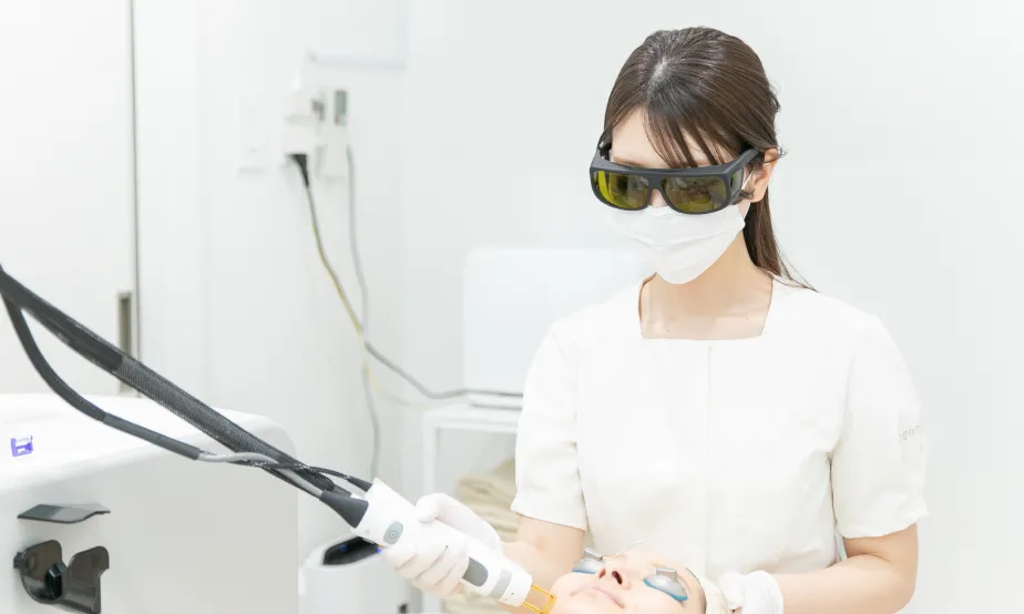 スリジエビューティークリニックの看護師によるGentleMax Pro Plusを使用した医療レーザー脱毛
