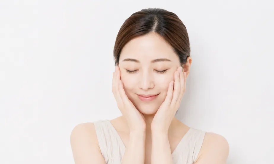 美容点滴・注射で肌質改善を実感しているような女性のイメージ
