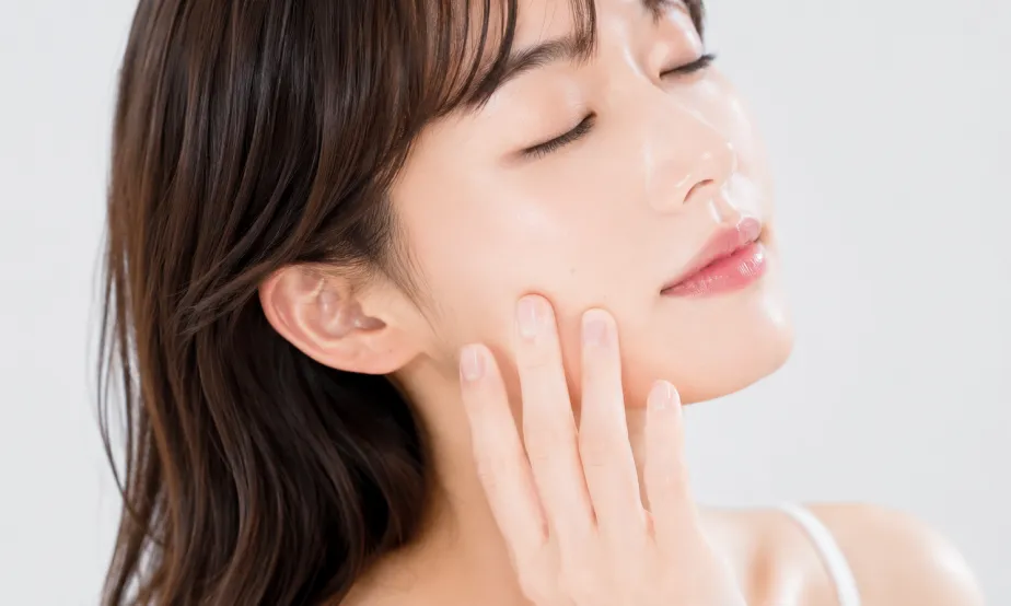 美肌治療を受けて肌のハリが高まった効果を実感しているような女性