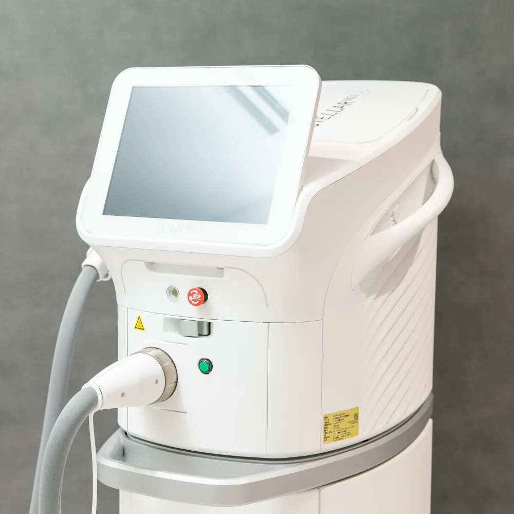 日本の厚生労働省と米国FDAの薬事承認を取得しているルミナス社製のフォトフェイシャル機器