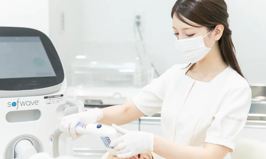 スリジエビューティークリニックの看護師によるソフウェーブの施術