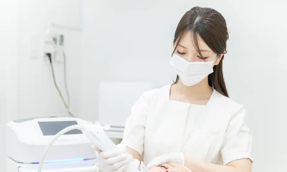 スリジエビューティークリニックの看護師による「HYCOOX」を使用した水光注射